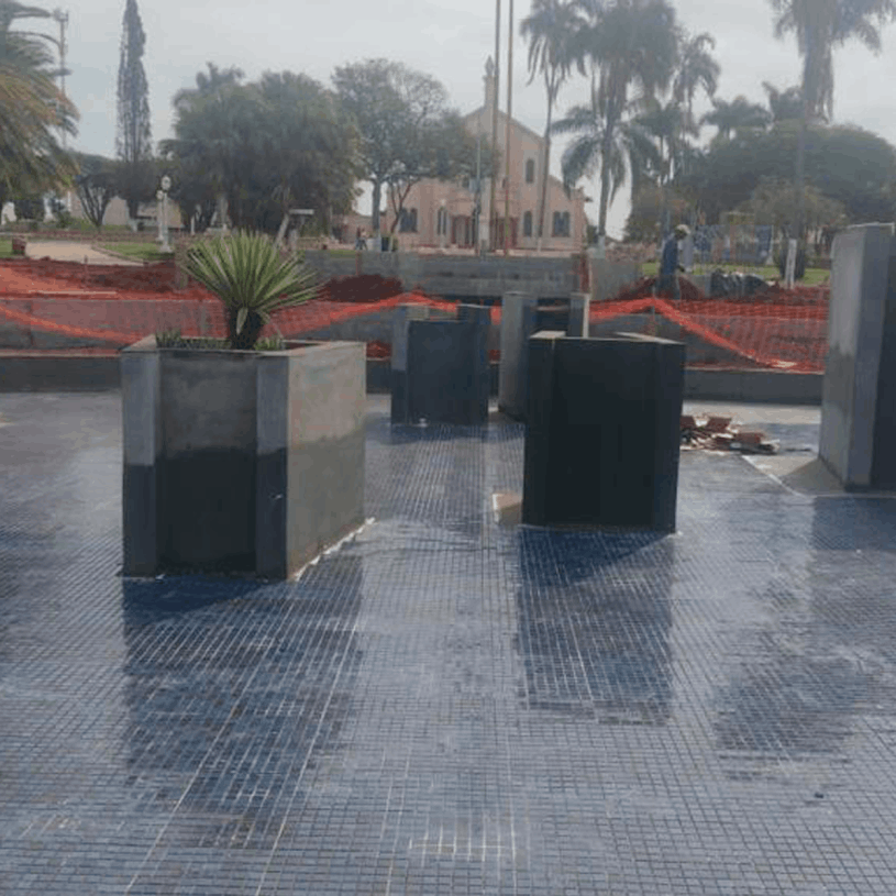 Obra na praça da Cidade de Centenário do Sul-PR