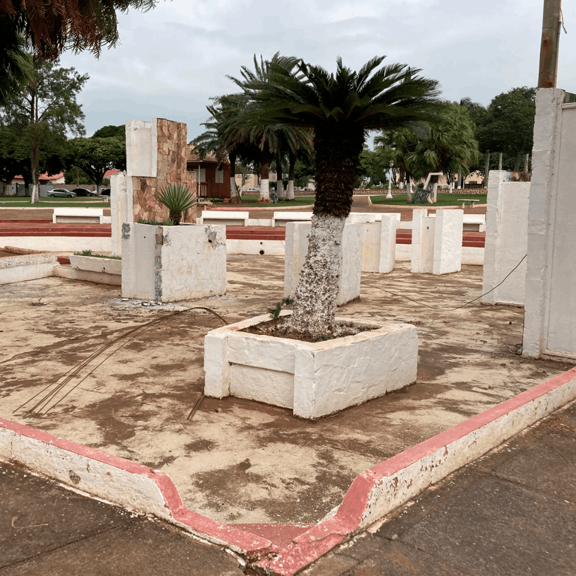 Obra na praça da Cidade de Centenário do Sul-PR